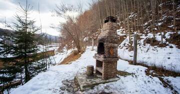 Фото номера Дом с 4 спальнями Лоджи Cabana La Panţiru г. Văleni-Stînişoara 4
